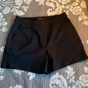 White House Black Market 5in short